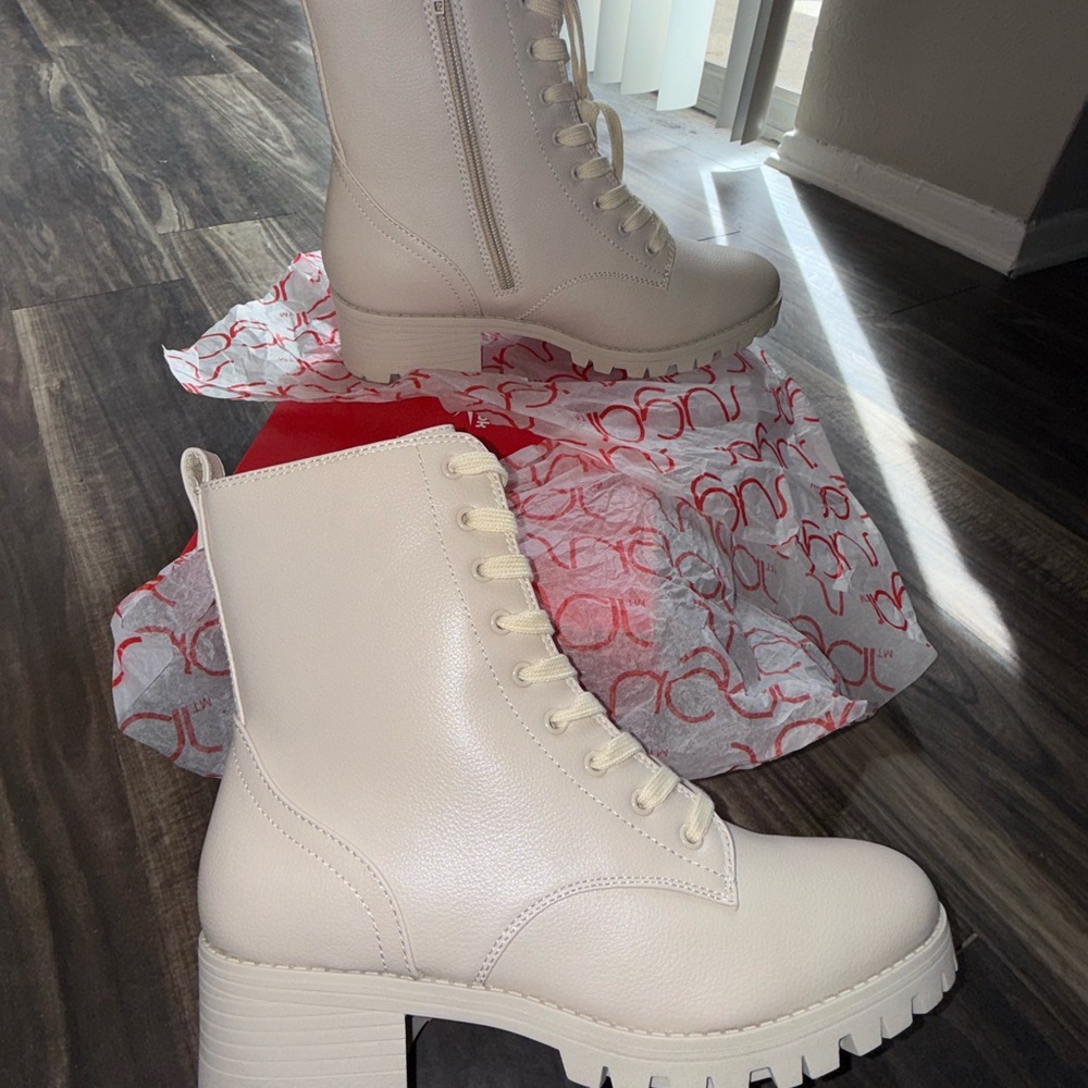 Stylish White Women's Boots